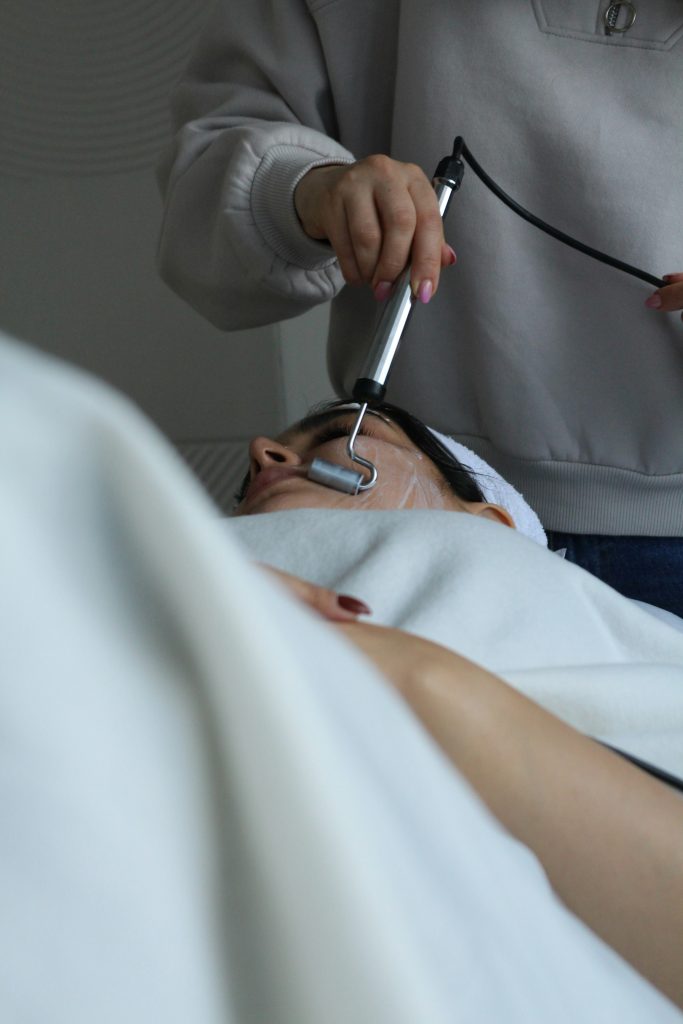 Mujer relajada durante un tratamiento facial de mesoterapia para hidratar y dar luminosidad a la piel en una consulta de medicina estética en Valladolid