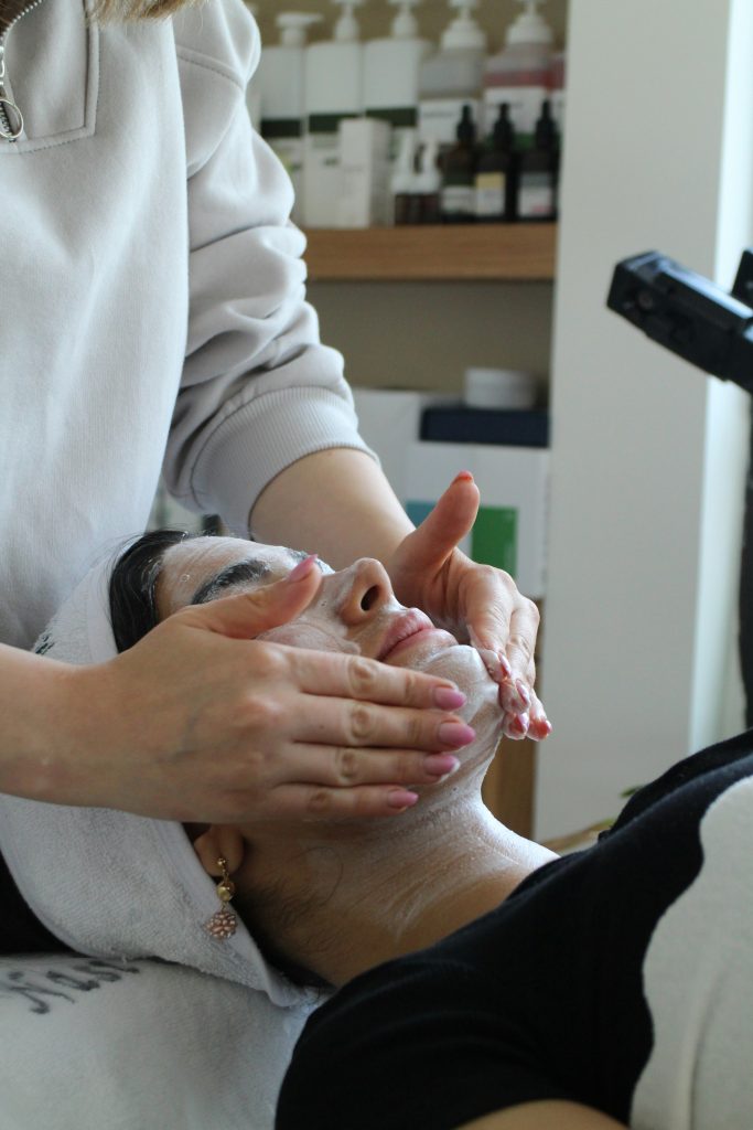 Aplicación de un peeling médico en el rostro para renovar la piel y atenuar manchas en una consulta de medicina estética en Valladolid