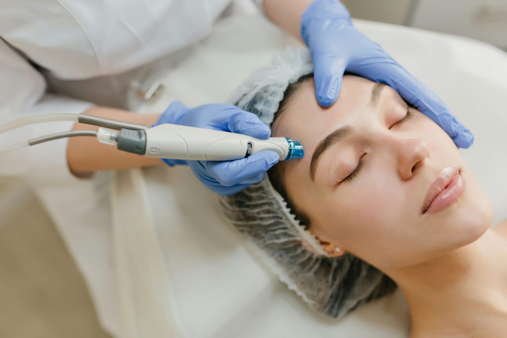 Mujer joven relajada durante un tratamiento facial preventivo para cuidar la calidad de la piel en una consulta de medicina estética en Valladolid