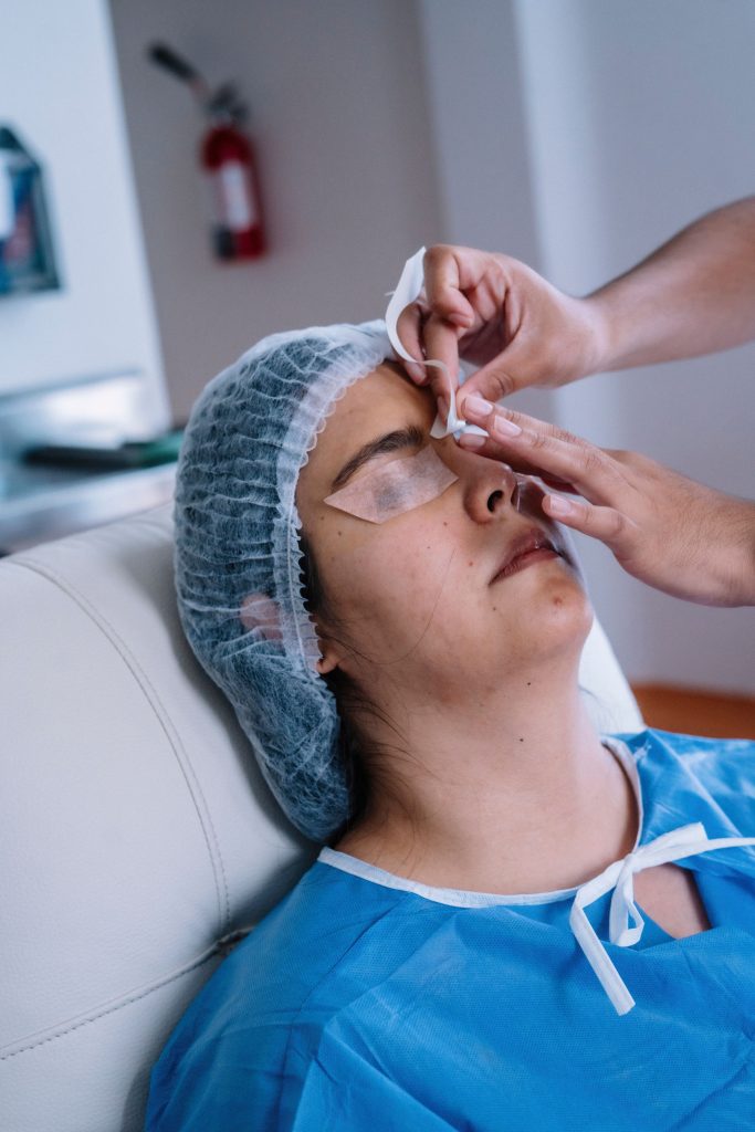 Mujer preparada para un tratamiento de ojeras en la zona del contorno de ojos en una consulta de medicina estética en Valladolid