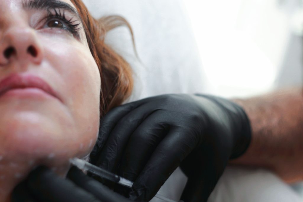 Mujer recibiendo un tratamiento para mejorar el contorno del cuello y la papada en una consulta de medicina estética en Valladolid